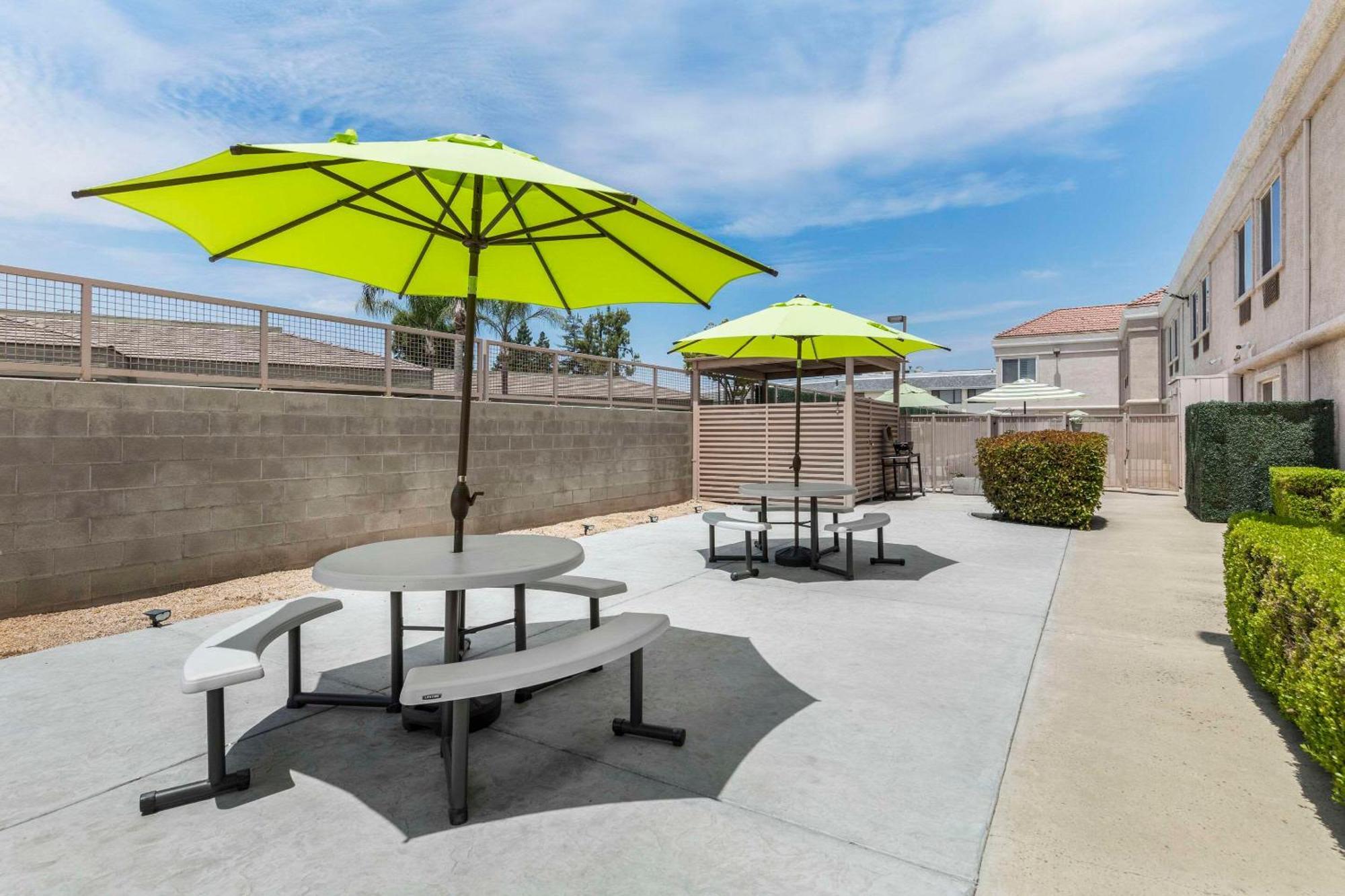 Comfort Suites Tulare Exterior photo